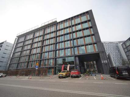 Biurowiec przy Galerii Westfield.