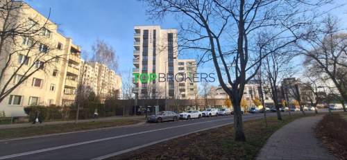 Lokal z witrynami od strony ruchliwej ulicy