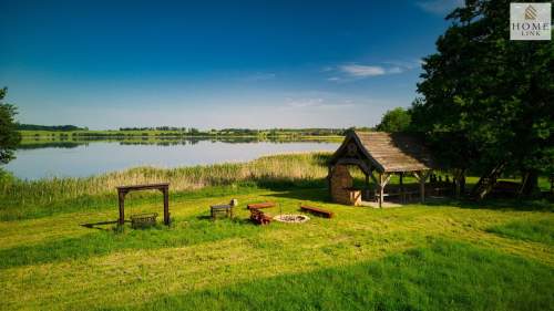 Działka nad jeziorem z lasem, stawem i domem