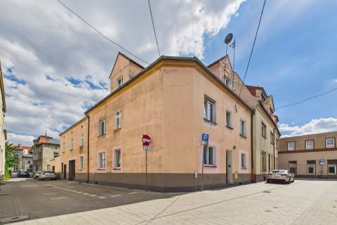 Kamienica mieszkania, 2 lokale usługowe, 3 garaże
