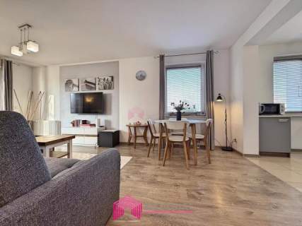 Komfortowy i wyposażony apartament z tarasem. 1piętro.Blisko...