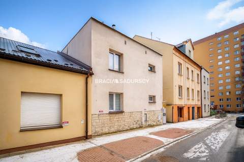 Dom inwestycyjny   5 mieszkań, 2 lokale, paczkomat