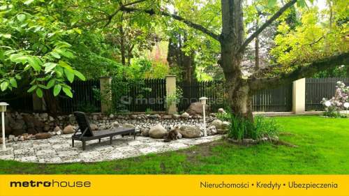 Dom z pięknym ogrodem w Chylicach, z 2-st garażem.
