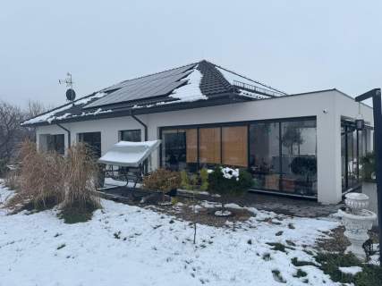 Nowoczesny, luksusowy dom parterowy z widokiem na Ślężę 