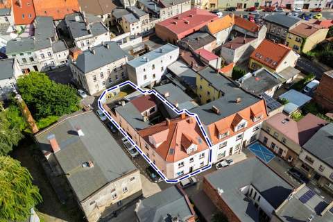 Kamienica mieszkania, 2 lokale usługowe, 3 garaże