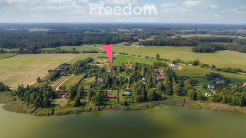 Sprzedam działkę nad jeziorem 