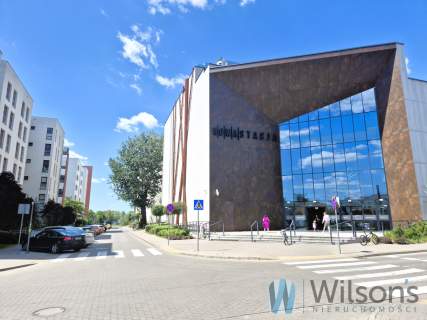 Wysoki lokal w nowoczesnym apartamentowcu garaż
