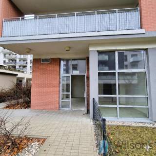Wysoki lokal w nowoczesnym apartamentowcu garaż