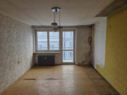 Mieszkanie do remontu balkon piwnica suszarnia niski