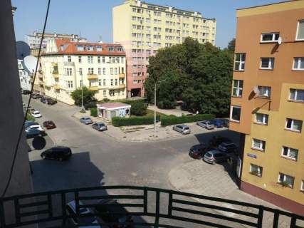3 pokoje w kamienicy z 2 balkonami/Centrum