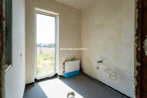 Nowe domy w sąsiedztwie terenów zielonych / Ujazd
