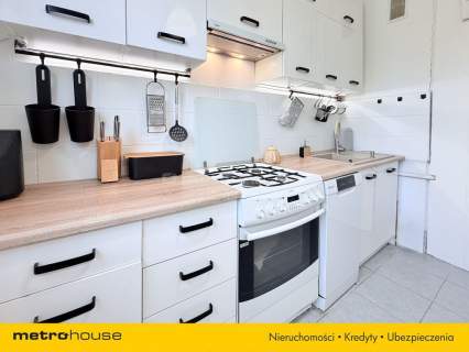 Mieszkanie 3 pokojowe z balkonem w niskim bloku.