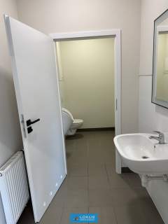 Magazyn z rampą i biurem parking