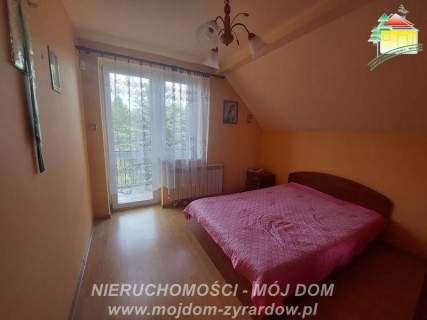 Piękny dom ze stawem, zagospodarowaną działką i drugim budynkiem.
