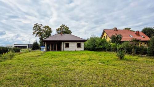 uroczy dom parterowy w otoczeniu przyrody
