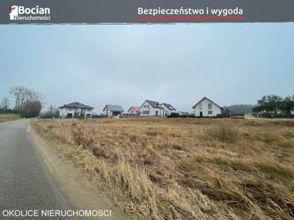 Duża, uzbrojona, płaska, przy asfaltowej drodze 