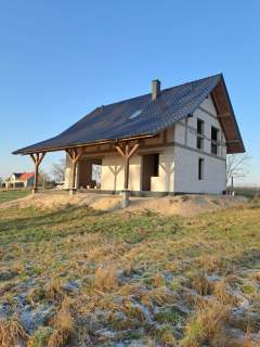 Dom w stanie surowym otwartym z dużą dzialką