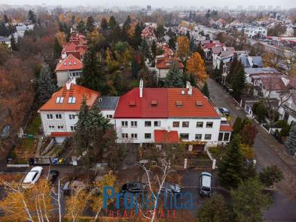 Urokliwy segment z ogrodem w otoczeniu zieleni