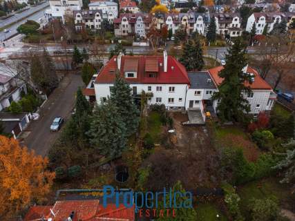 Urokliwy segment z ogrodem w otoczeniu zieleni