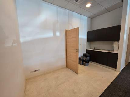 Lokal biurowo-usługowy na parterze