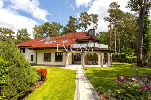 Elegancki dom z własnym boiskiem sportowym 