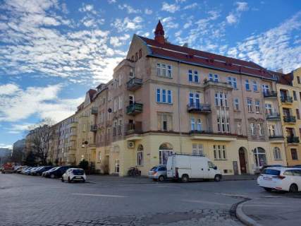 3 pokoje w kamienicy z 2 balkonami/Centrum