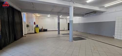Przestronny lokal usługowo-handlowy na parterze