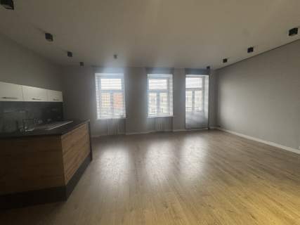 Przestronne, puste mieszkanie 82 m w centrum kamienica