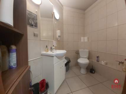 Lokal z witrynami w centrum miasta.