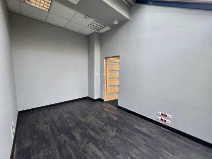 Lokal biurowo-usługowy na parterze