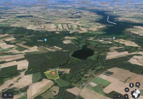 Działka z linią brzegową jeziora.