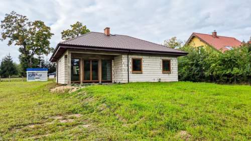 uroczy dom parterowy w otoczeniu przyrody