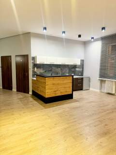 Przestronne, puste mieszkanie 82 m w centrum kamienica