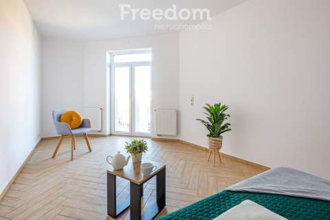Hostel z częścią usługową i parkingiem