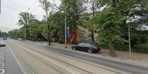 Lokal na wysokim parterze, widoczny z ulicy .