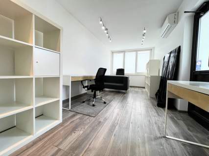 Lokal na parterze z witryną 125 m2