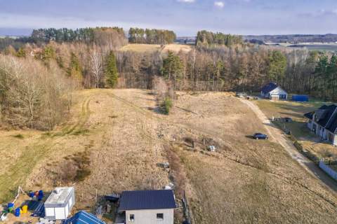 Działka budowlana 1368 m w otoczeniu lasu