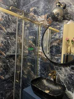 Salon z aneksem i sypialnia, garaż