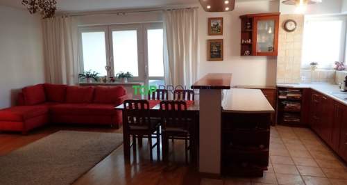 Salon z aneksem i dwie sypialnie, garaż
