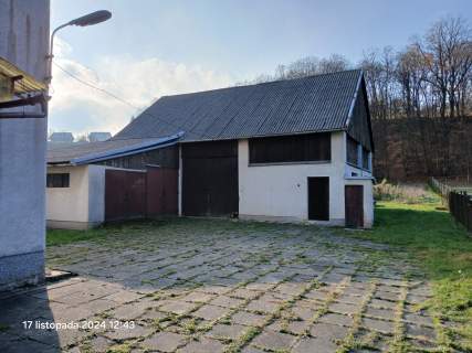 Sprzedam działką 14.3 ara zabudowaną domem i stodołą