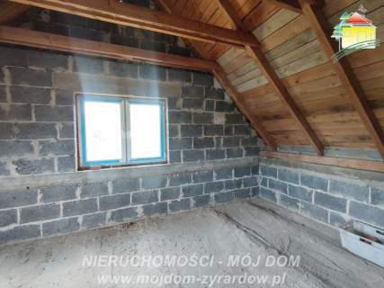 Piękny dom ze stawem, zagospodarowaną działką i drugim budynkiem.