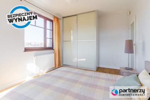 3 pokoje z balkonem, miejscem w hali i piwnicą 