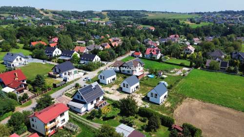 Nowe domy w sąsiedztwie terenów zielonych / Ujazd