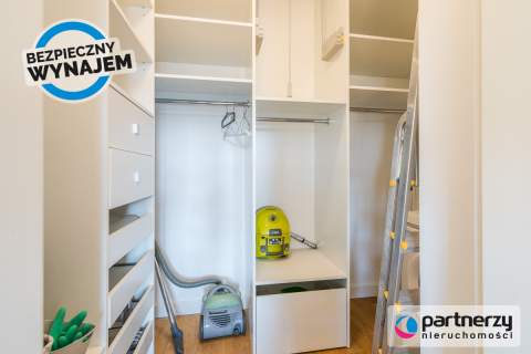 3 pokoje z balkonem, miejscem w hali i piwnicą 