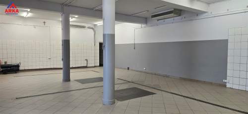 Przestronny lokal usługowo-handlowy na parterze