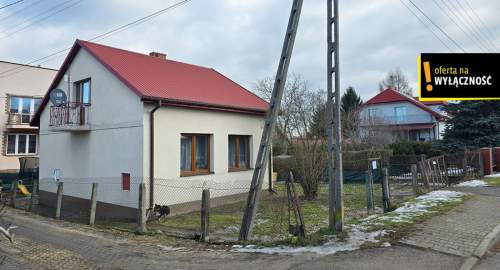 Mały dom 75 m2 z ogródkiem w Ostrowcu Św.