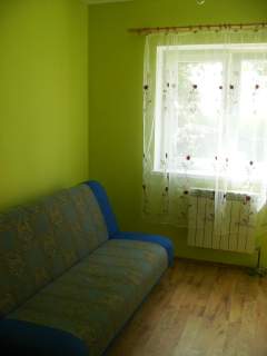 Dwa Domy na scianie lasu