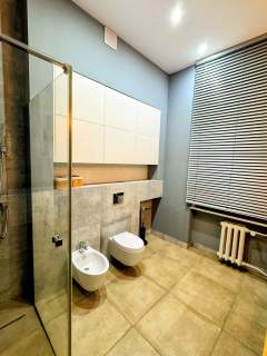Przestronne, puste mieszkanie 82 m w centrum kamienica