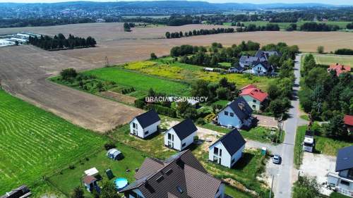 Nowe domy w sąsiedztwie terenów zielonych / Ujazd