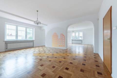 Duży dom 9-pokoi na siedzibę ambasady